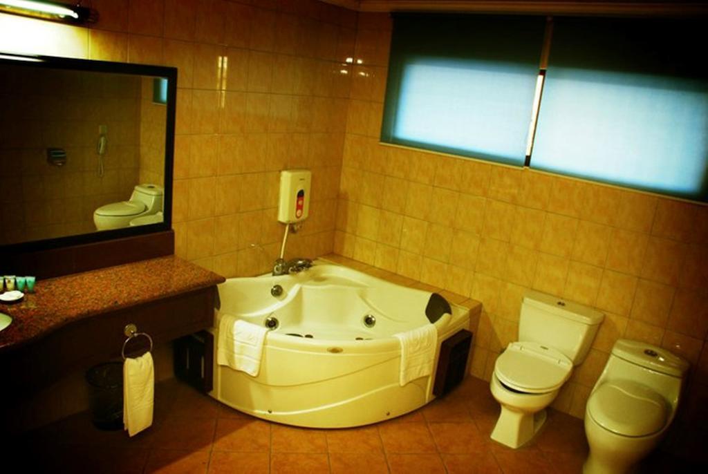 Grand Regal Hotel Баколод Номер фото
