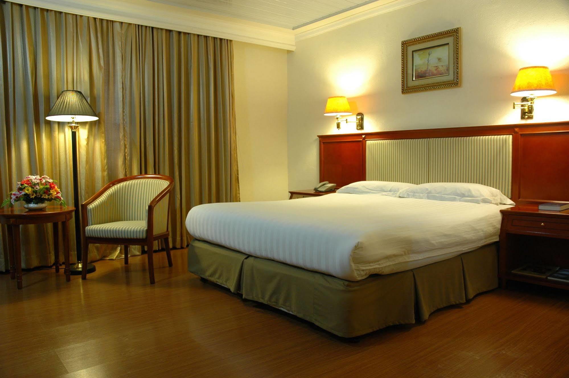 Grand Regal Hotel Баколод Екстер'єр фото